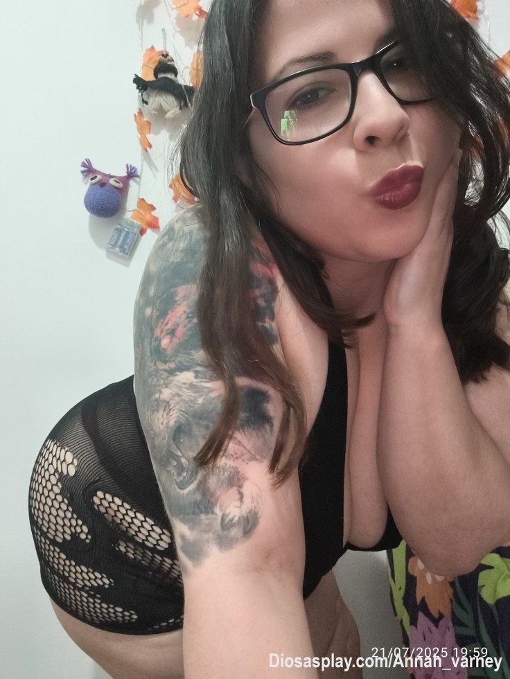 Hola!!! Soy Annah. Bienvenido a mi rincón más íntimo. No estás aquí por casualidad ...aquí verás todo de mi TODO!!!! SUSCRIBETE, HABLEMOS, GOCEMOS